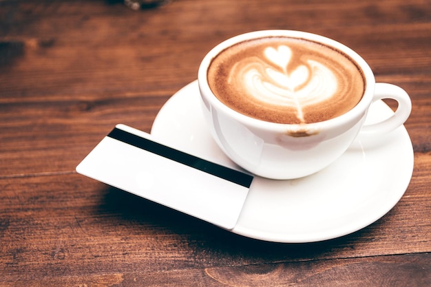 Foto hooghoekbeeld van koffie op tafel.