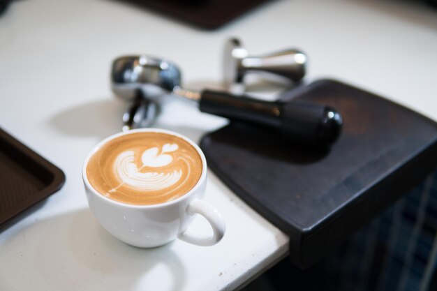 Foto hooghoekbeeld van koffie op tafel