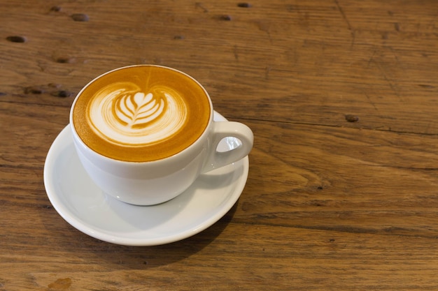 Hooghoekbeeld van koffie op tafel