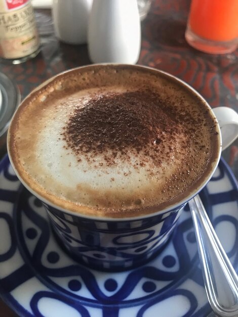 Foto hooghoekbeeld van koffie op tafel