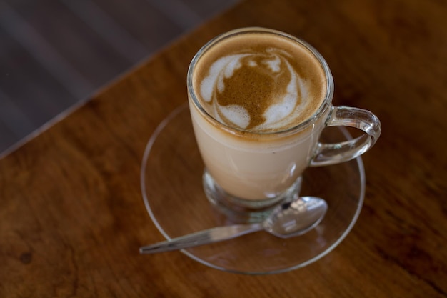 Hooghoekbeeld van koffie op tafel