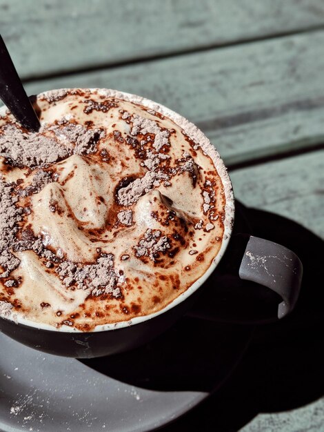 Foto hooghoekbeeld van koffie op tafel