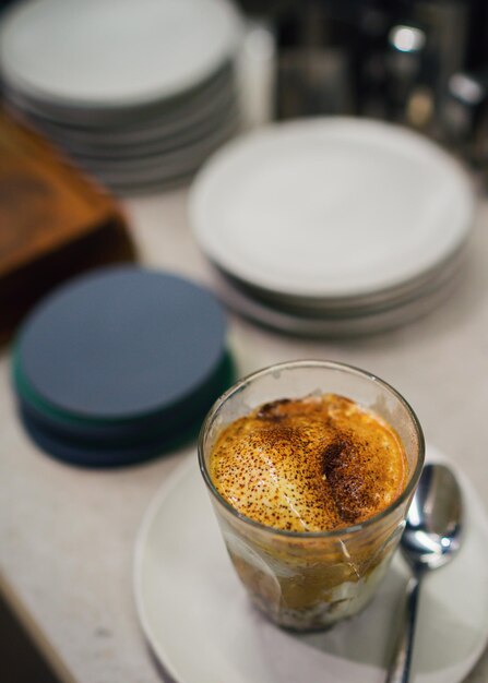 Hooghoekbeeld van koffie op tafel