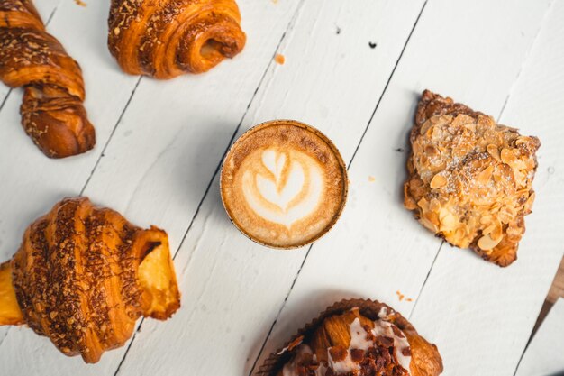 Foto hooghoekbeeld van koffie op tafel