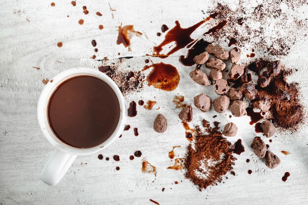 Foto hooghoekbeeld van koffie op tafel