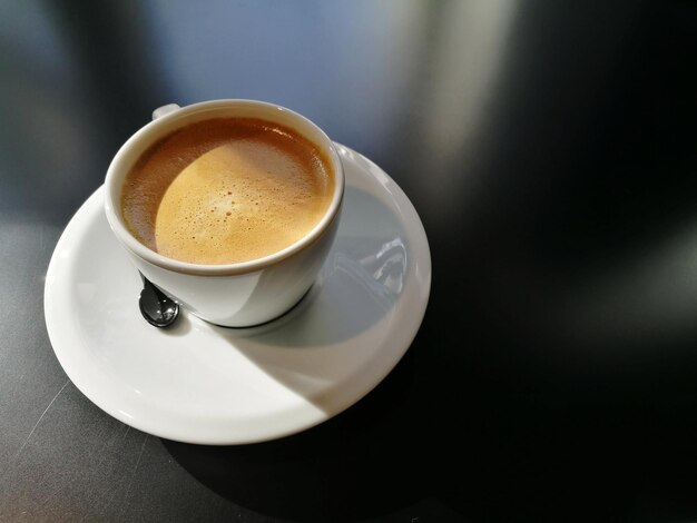 Foto hooghoekbeeld van koffie op tafel