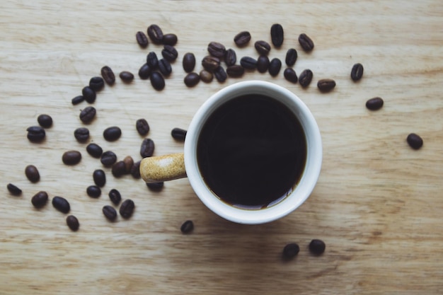 Hooghoekbeeld van koffie op tafel