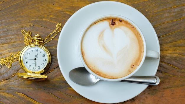 Foto hooghoekbeeld van koffie op tafel