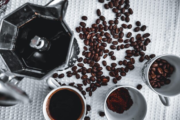 Foto hooghoekbeeld van koffie op tafel