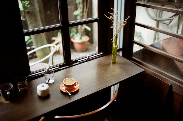 Hooghoekbeeld van koffie op tafel