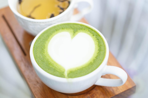 Hooghoekbeeld van koffie op tafel