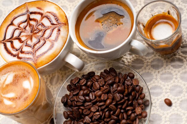 Foto hooghoekbeeld van koffie op tafel