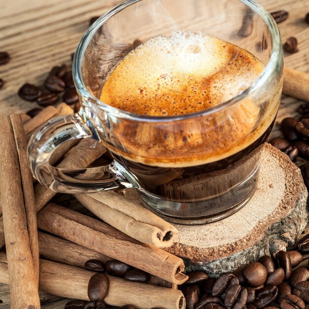 Foto hooghoekbeeld van koffie op tafel