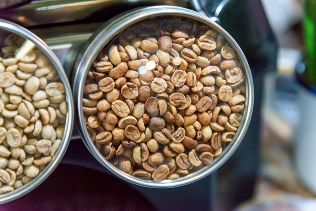 Hooghoekbeeld van koffiebonen in een container