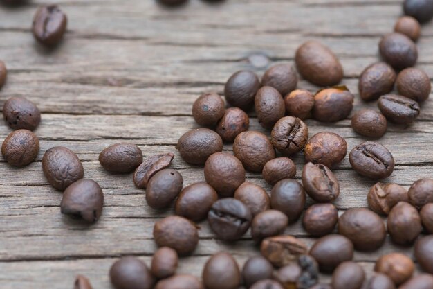 Hooghoekbeeld van koffiebonen op tafel