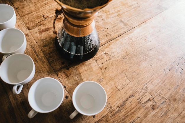 Hooghoekbeeld van koffiekopjes met koffiepot op tafel