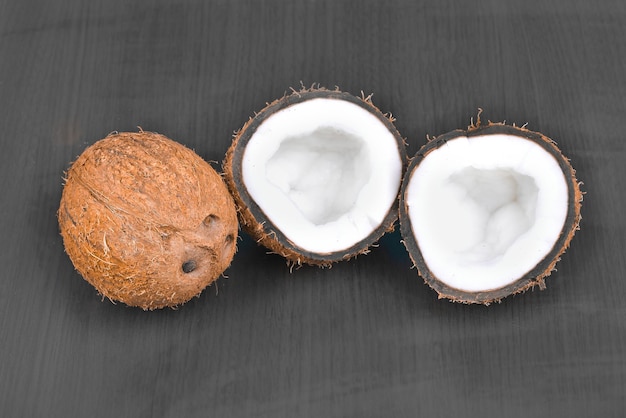 Hooghoekbeeld van kokosnoten op een houten tafel