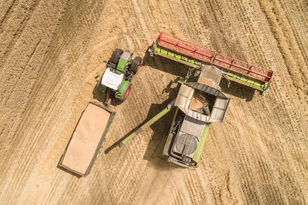 Hooghoekbeeld van landbouwmachines op het veld