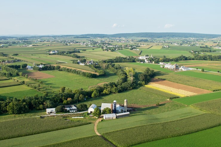 Foto hooghoekbeeld van landbouwveld tegen de lucht