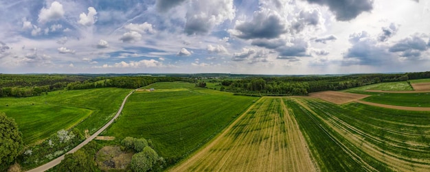 Foto hooghoekbeeld van landbouwveld tegen de lucht