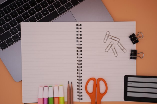 Foto hooghoekbeeld van laptop en boek op tafel