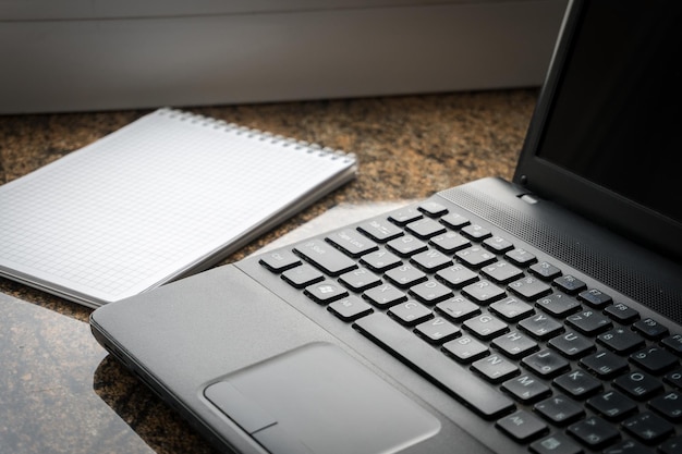 Hooghoekbeeld van laptop met dagboek op tafel