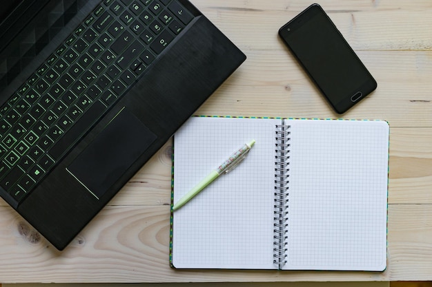 Foto hooghoekbeeld van laptop op tafel