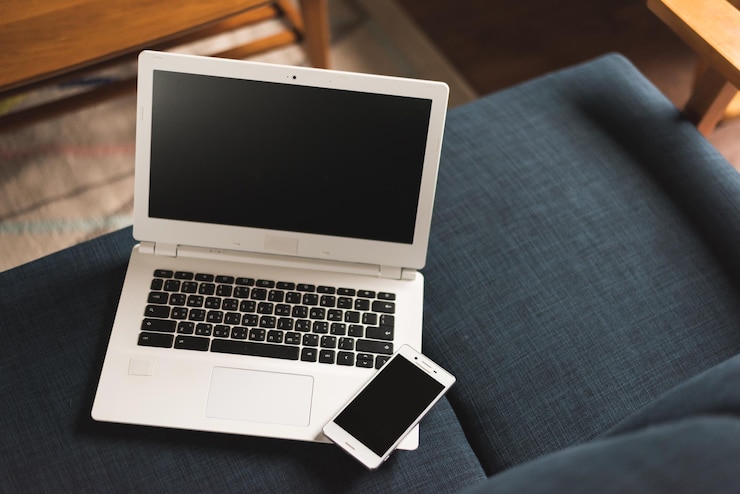 Foto hooghoekbeeld van laptop op tafel