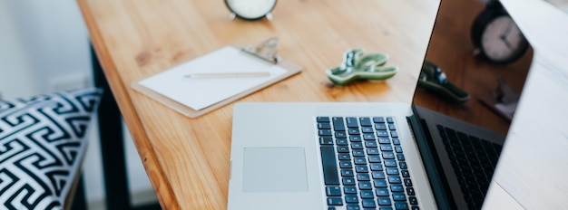 Foto hooghoekbeeld van laptop op tafel