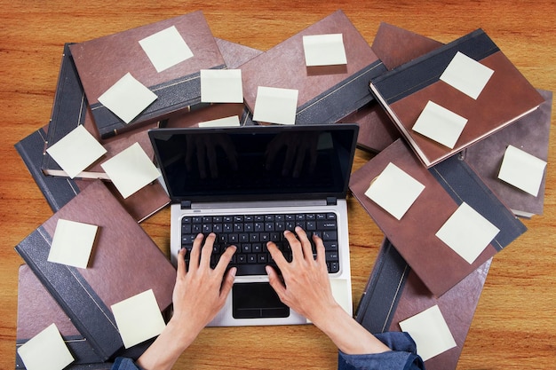 Foto hooghoekbeeld van laptop op tafel