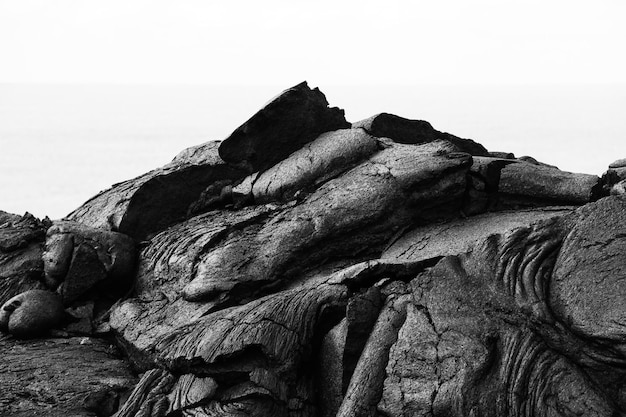 Hooghoekbeeld van lava rook over de kust tegen de lucht