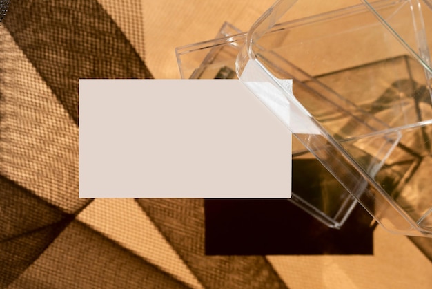 Hooghoekbeeld van lege dozen met visitekaartjes op een houten tafel