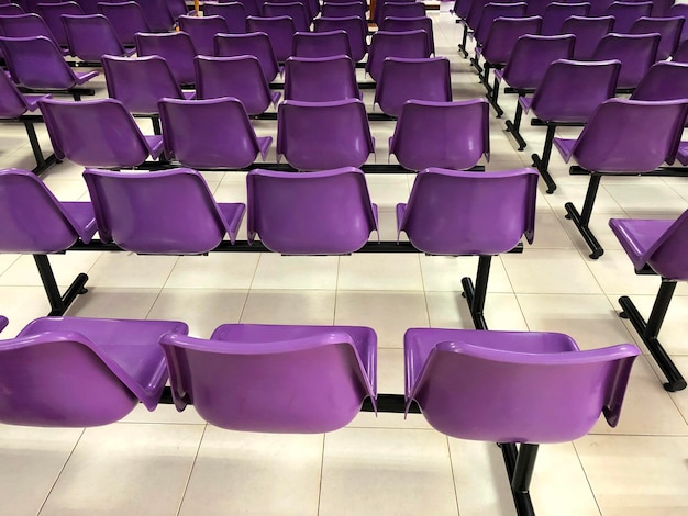 Foto hooghoekbeeld van lege paarse stoelen op de vloer