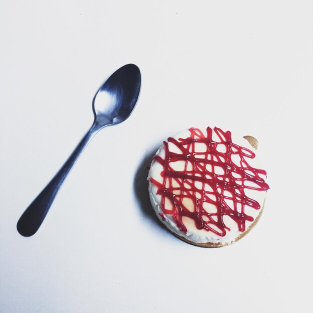 Foto hooghoekbeeld van lepel met dessert op tafel