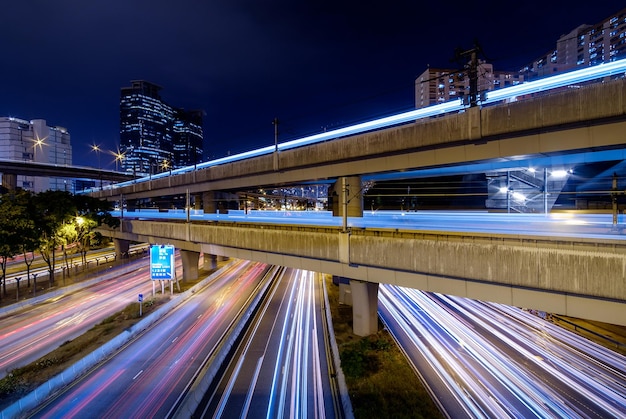 Hooghoekbeeld van lichtsporen op de brug's nachts