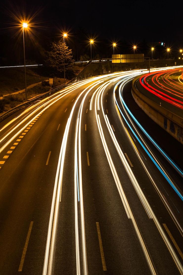 Foto hooghoekbeeld van lichtsporen op de weg in de stad