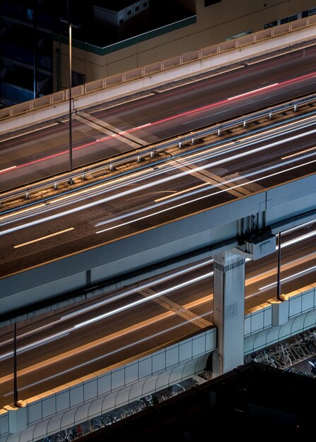 Hooghoekbeeld van lichtsporen op de weg in de stad