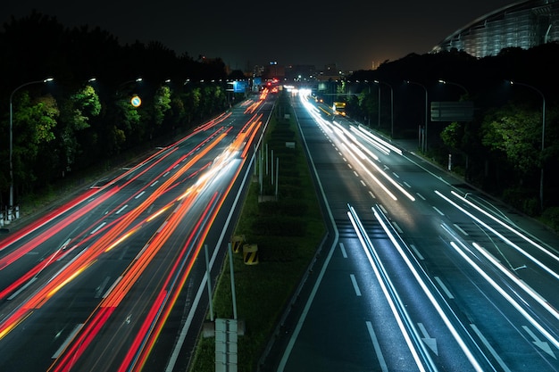 Hooghoekbeeld van lichtsporen op de weg's nachts