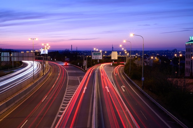Hooghoekbeeld van lichtsporen op de weg's nachts