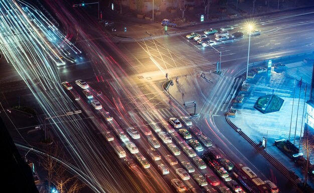 Foto hooghoekbeeld van lichtsporen op de weg's nachts