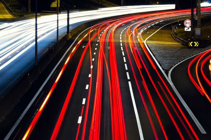 Foto hooghoekbeeld van lichtsporen op de weg