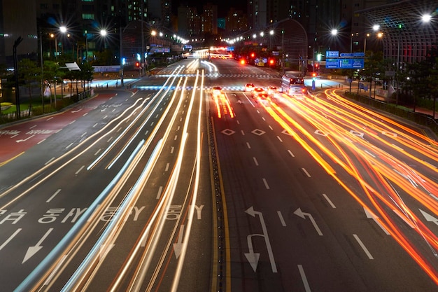 Hooghoekbeeld van lichtsporen op een stadsstraat