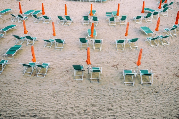 Hooghoekbeeld van ligstoelen op het strand