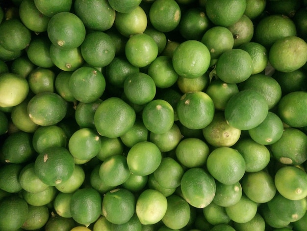 Hooghoekbeeld van limoenen te koop op een marktstand