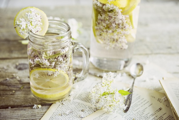 Hooghoekbeeld van limonade met papieren op tafel