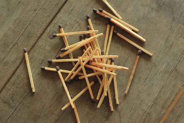 Foto hooghoekbeeld van lucifers op de houten tafel