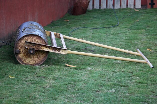 Foto hooghoekbeeld van machines op het veld