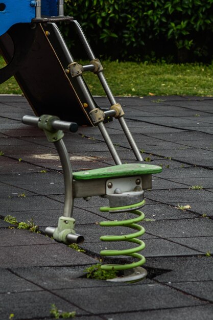 Hooghoekbeeld van machines op het voetpad in het park