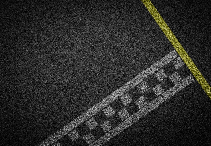 Foto hooghoekbeeld van markeringen op de weg