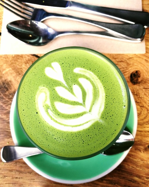 Hooghoekbeeld van matcha thee die op tafel wordt geserveerd